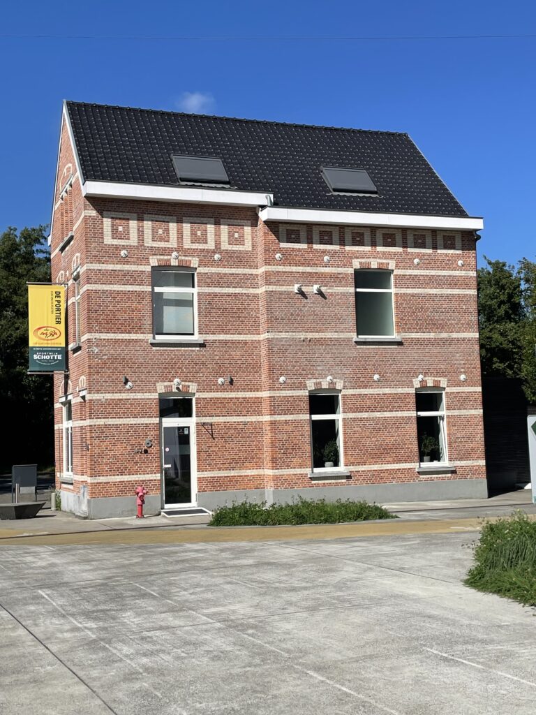 Foto: Velux rolluiken op de dakvensters van het gebouw De Portier